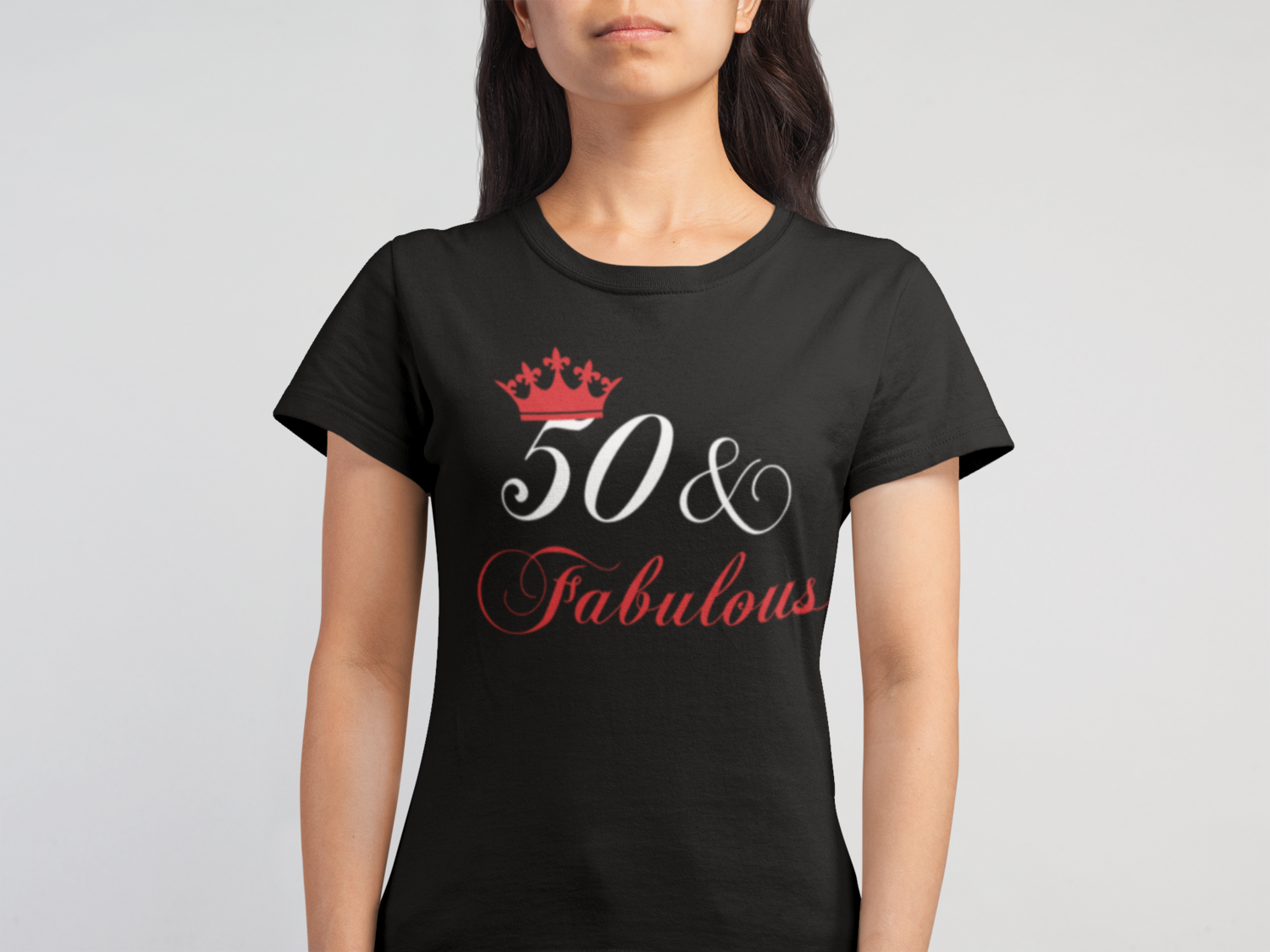 Tricou aniversar „50 &amp; Fabulous” – bumbac 100%, mesaj elegant cu coroană