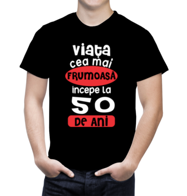 Tricou „Viața cea mai frumoasă începe la 50 de ani” – bumbac 100%, mesaj optimist și motivațional