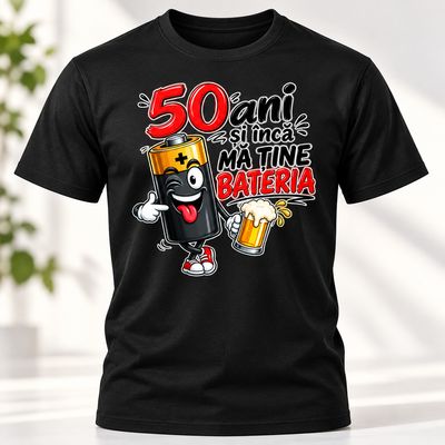 Tricou 50 Ani – „Și Încă Mă Ține Bateria” – Cadou Amuzant pentru Bărbați