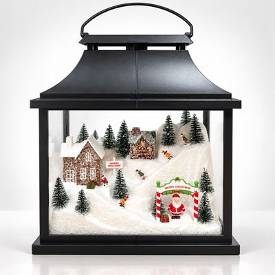 Felinar Decorativ de Crăciun cu Peisaj de Iarnă, Sat de Crăciun, Lumini LED și Moș Crăciun