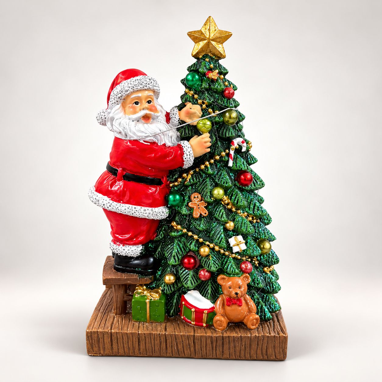 Decorațiune de Crăciun Moș Crăciun Împodobește Bradul – Figurină Decorativă de Sărbători
