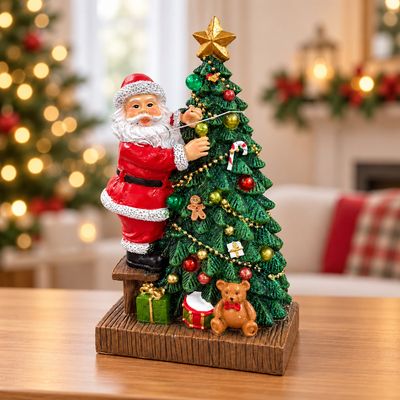Decorațiune de Crăciun Moș Crăciun Împodobește Bradul – Figurină Decorativă de Sărbători