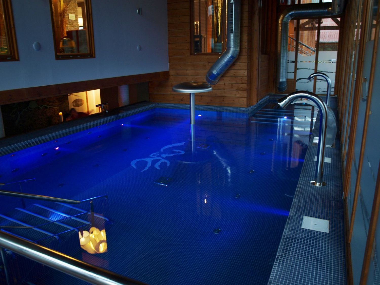 Mosaic Pool Ason Gloss