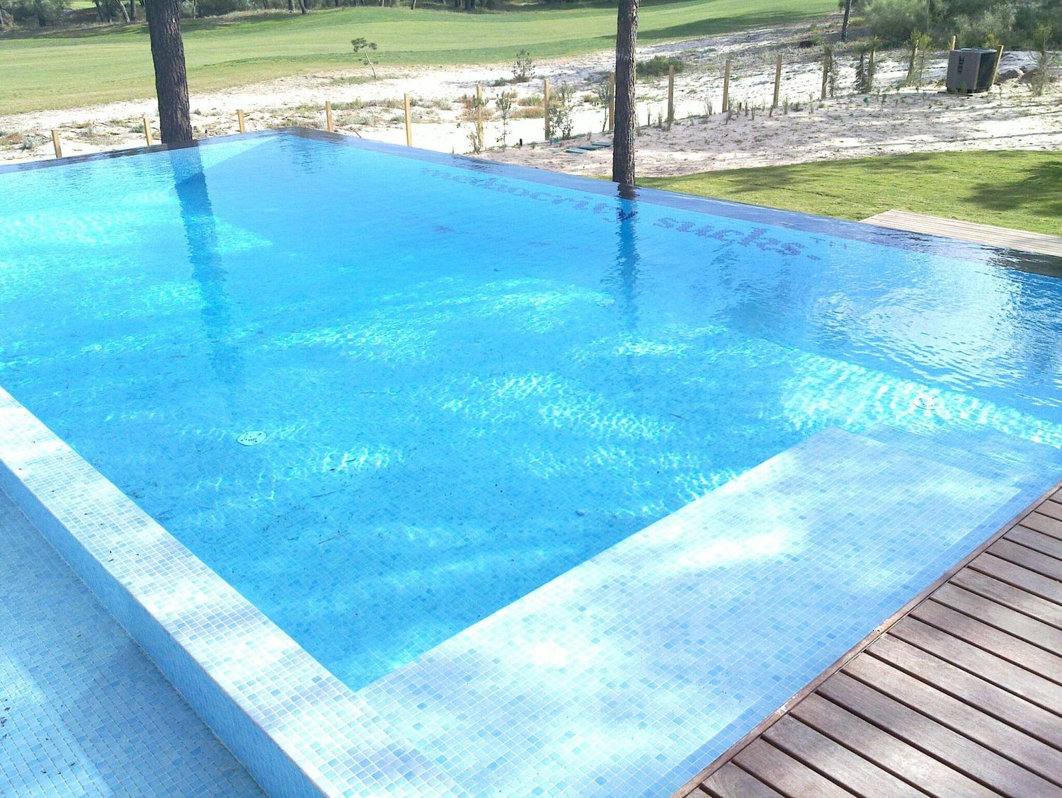 Mosaic Pool Aral Gloss