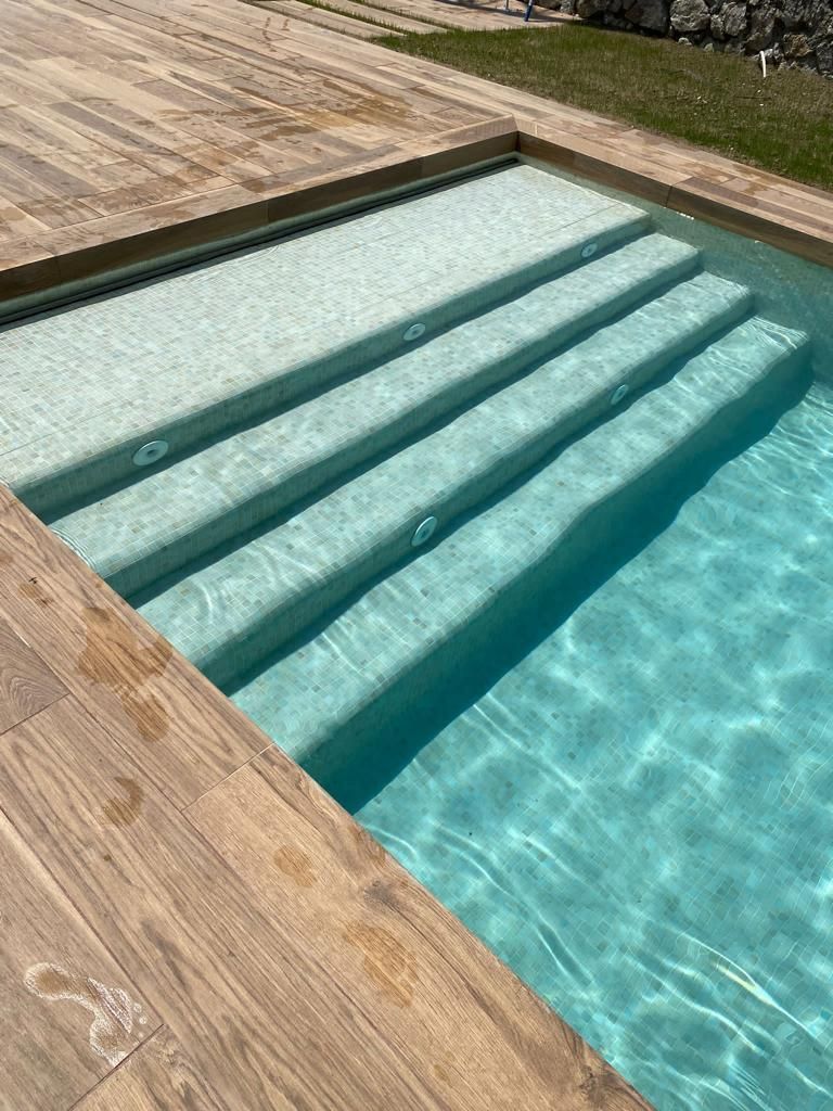 Mosaic Pool Rote Gloss