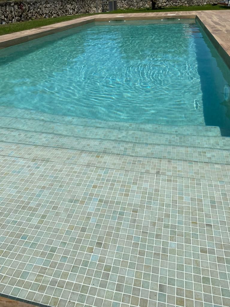 Mosaic Pool Rote Gloss