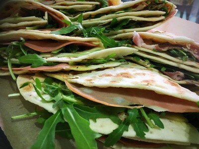 (Italian) Ventricina Spicy Salame, Mozzarella, Rocket &amp; Oregano Oil