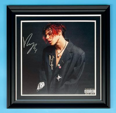 Yungblud Signed Photo In Luxury Handmade Wooden Frame & AFTAL Member Certificate Of Authenticity Music Memorabilia Autograph Poster