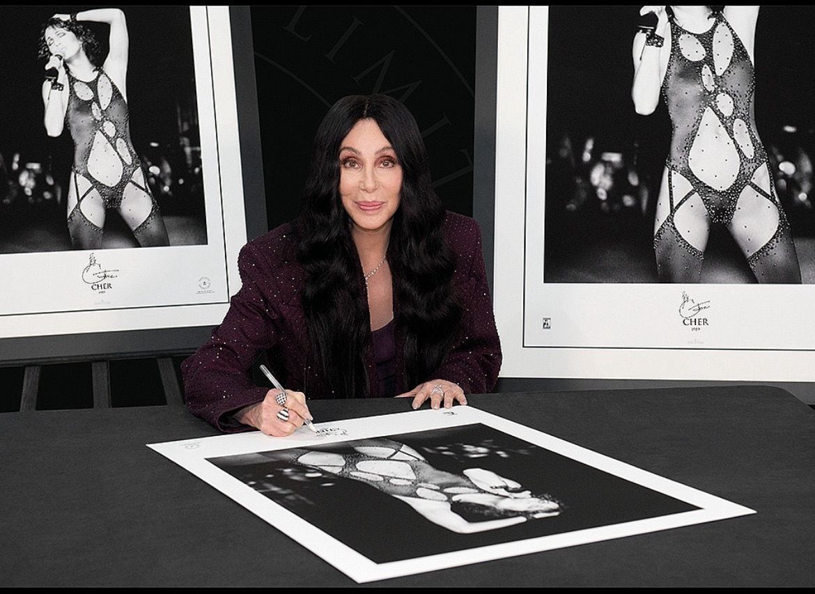 CHER (1989) - HAND SIGNED - LIMITED & NUMBERED EDITION - LARGE FINE ART PRINT (Unframed) & AFTAL Member Certificate Of Authenticity Autographed Music Memorabilia