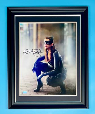 Anne Hathaway Signed Photo In Luxury Handmade Wooden Frame With Beckett Verification & AFTAL Member Certificate Of Authenticity Catwoman Poster Autograph Movie Film TV Memorabilia