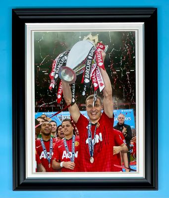 Nemanja Vidic Signed Photo In Luxury Handmade Wooden Frame & AFTAL Member Certificate Of Authenticity Manchester United Poster Football Soccer Memorabilia Autograph
