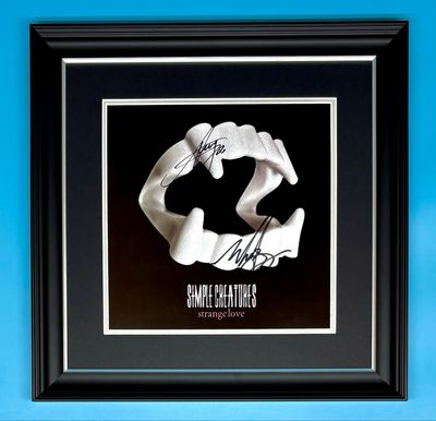 Simple Creatures Signed Photo In Luxury Handmade Wooden Frame & AFTAL Member Certificate Of Authenticity Strange Love Poster Music Memorabilia Mark Hoppus Autograph Auto
