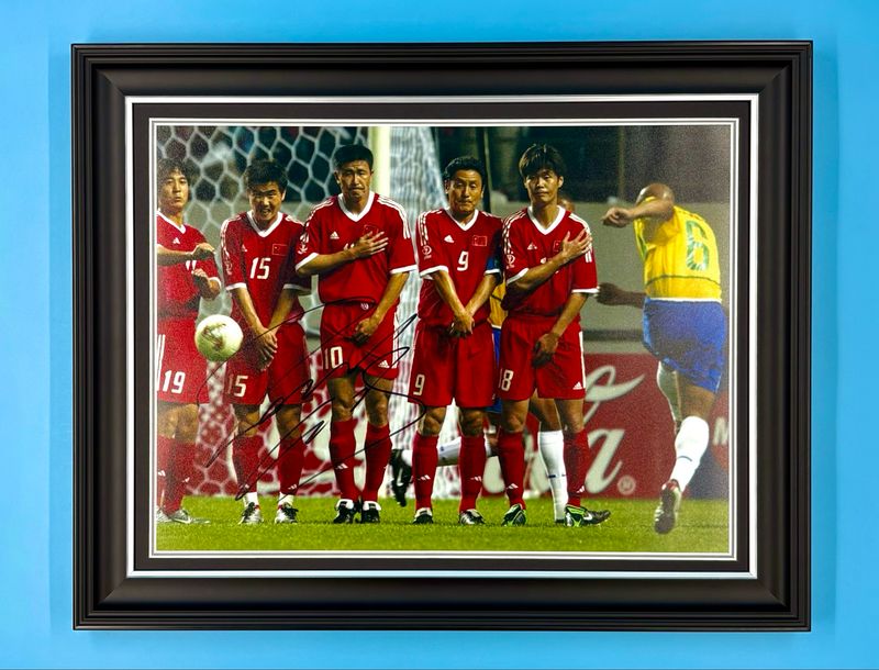 Roberto Carlos Signed Photo In Luxury Handmade Wooden Frame With Certificate Of Authenticity Brazil Poster Football Soccer Memorabilia Autograph Auto
