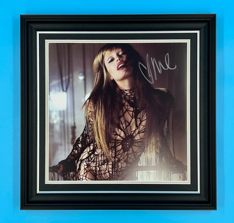 Miley Cyrus Signed Photo In Luxury Handmade Wooden Frame & Certificate Of Authenticity Something Beautiful Poster Music Memorabilia Autograph Auto