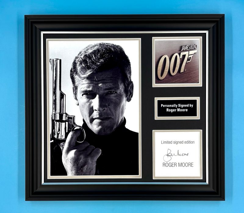 Roger Moore Signed Photo In Luxury Handmade Wooden Frame & Certificate Of Authenticity James Bond Poster Movie Film TV Memorabilia Autograph Auto