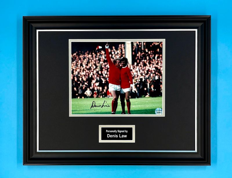 Denis Law Signed Photo In Luxury Handmade Wooden Frame & Certificate Of Authenticity Football Soccer Memorabilia Autograph Auto Manchester United Poster