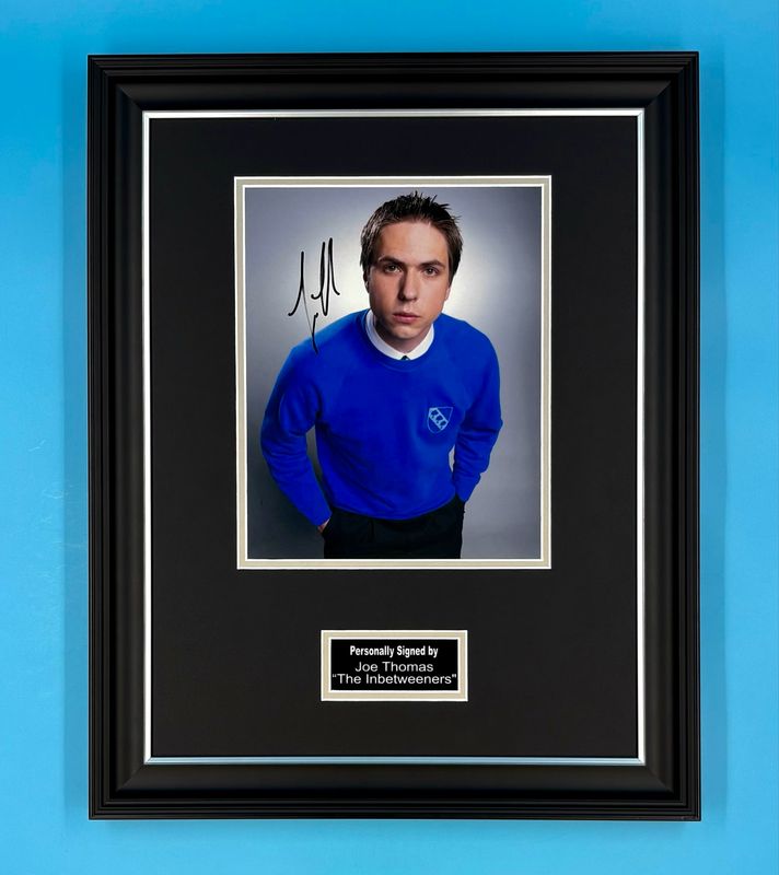 Joe Thomas Signed Photo In Luxury Handmade Wooden Frame & Certificate Of Authenticity Movie Film TV Memorabilia Simon Cooper Autograph Auto The Inbetweeners Poster