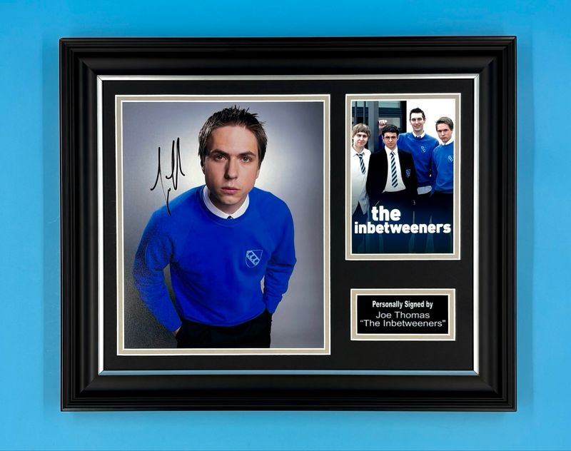 Joe Thomas Signed Photo In Luxury Handmade Wooden Frame & Certificate Of Authenticity Movie Film TV Memorabilia Simon Cooper Autograph Auto The Inbetweeners Poster