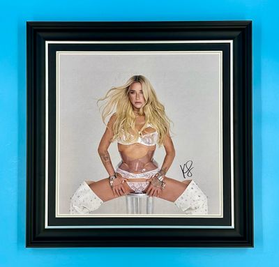 Kesha Signed Photo In Luxury Handmade Wooden Frame & Certificate Of Authenticity Music Memorabilia Autograph Auto Poster