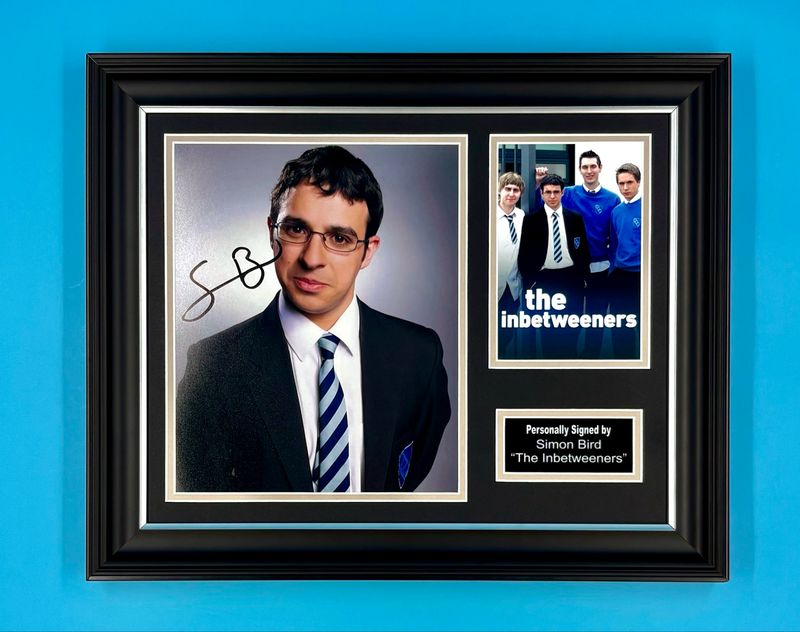 Simon Bird Signed Photo In Luxury Handmade Wooden Frame & Certificate Of Authenticity Movie Film TV Memorabilia Will McKenzie Autograph Auto The Inbetweeners Poster