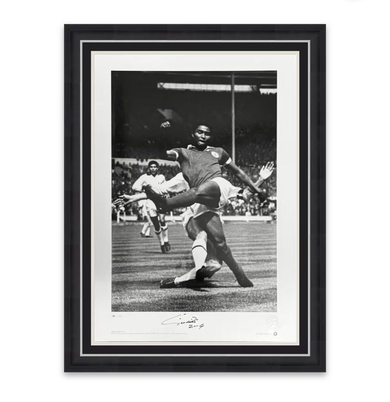 Eusebio Signed Limited Edition Photo In Luxury Handmade Wooden Frame & Certificate Of Authenticity Football Soccer Memorabilia Autograph Auto Benfica Poster