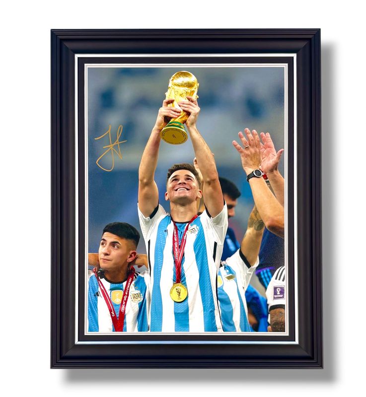 Julian Alvarez Signed Photo In Luxury Handmade Wooden Frame & Certificate Of Authenticity Football Soccer Memorabilia Autograph Auto Argentina Poster Julian Alvarez Signed Photo In Luxury Handmade Wooden Frame & Certificate Of Authenticity Football Soccer Memorabilia Autograph Auto Argentina Poster