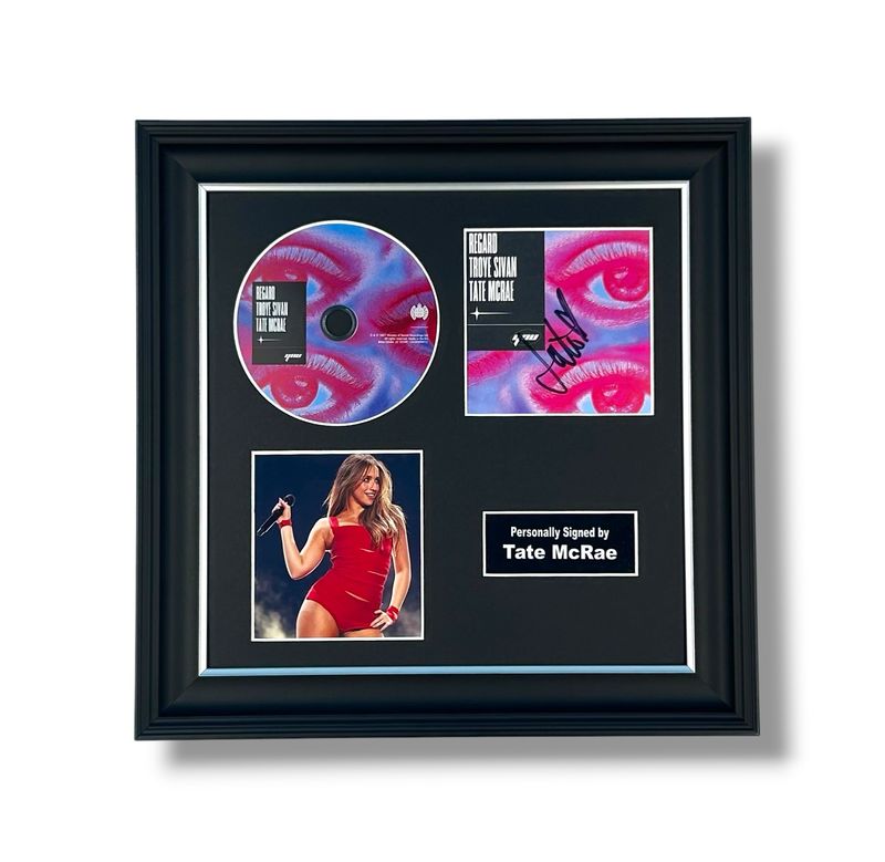 Tate McRae Signed Photo & CD In Luxury Handmade Wooden Frame & Certificate Of Authenticity Music Memorabilia Autograph Auto Regard Poster Tate McRae Signed Photo & CD In Luxury Handmade Wooden Frame & Certificate Of Authenticity Music Memorabilia Autograph Auto Regard Poster