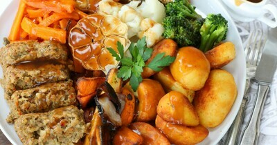 Vegetarian Nut Roast and all the trimmings (Ve)