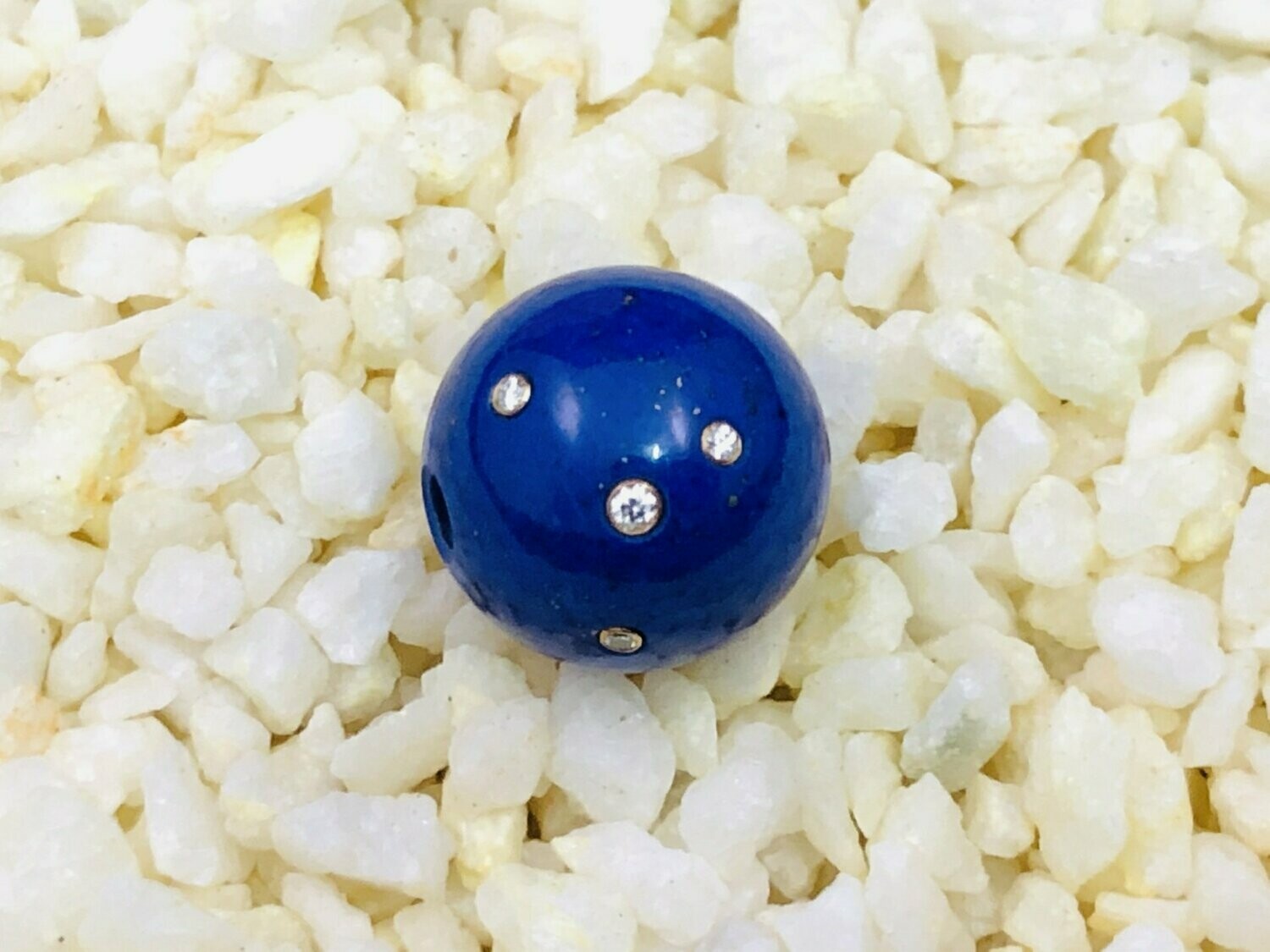 Spiral Anhänger aus Lapis Lazuli mit 750/000 Goldfassungen sowie 4 Brillanten im Gesamtgewicht von 0,04ct in der Farbe TW, Reinheit VVSi, Bohrung 2,4 mm.

Preis 409,00€ Online Sale Preis nur 195,00€