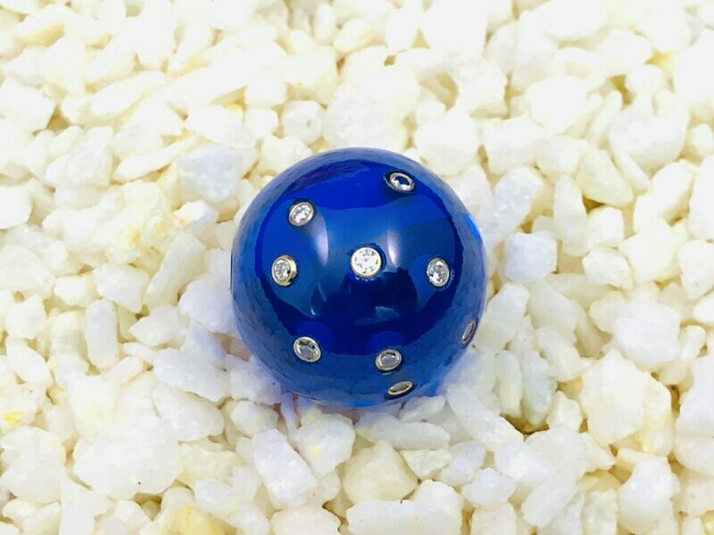  Spiral Anhänger aus syntetischem Spinell mit 750/000 Goldfassungen sowie9 Brillanten im Gesamtgewicht von 0,181ct in der Farbe TW, Reinheit VSi, Bohrung 2,9mm.

Preis 850,00€ Online Sale Preis nur 495,00€