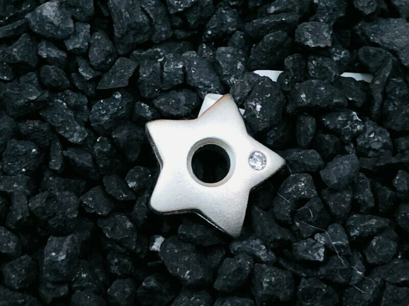 Sternchen in 585/000 Weißgold mit Brillant 0,030ct, Farbe TW, Reinheit VSi. ca. Durchmesser 14,5 mm.

Sale Preis 219,00€