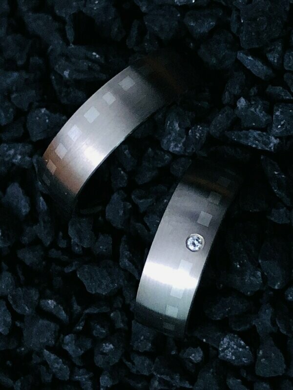 Trauring Paar aus 585/000 Weißgold mit Palladium Einlagen und beim Damenring Brillant der Größe 0,020 ct TW/VSi, Breite 6,4 mm, Höhe 2,0 mm, Weite DR 55, HR 63,nur bedingt änderbar. Online Sale Preis 2095,00€