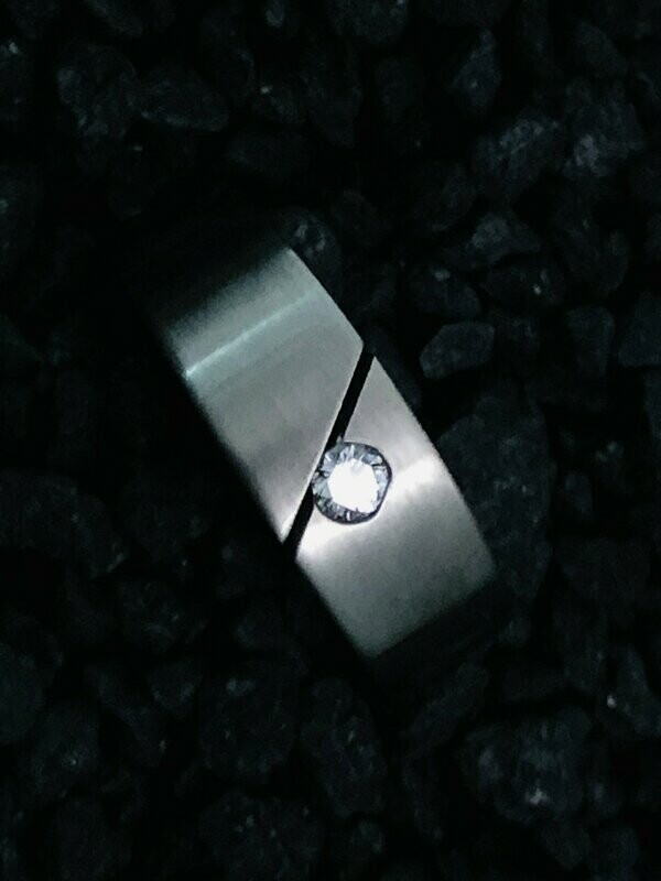 Ring aus Edelstahl der Firma Darsy mit 1 Brillanten mit Gesamtgewicht von 0,10ct Farbe TW/Si Größe 53

( Breite 7,0 mm oben konisch verjüngend, nicht änderbar/Einzelstück)

Preis 295,00€ Sale Preis nur 195,00€