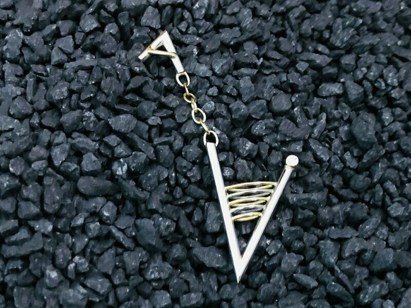 Design Ohrhänger, Unikat, Handarbeit aus 750/000 Gelbgold mit 950/000 Palladium und einem Brillanten 0,025 ct Farbe TW, Reinheit VSi. Einzelstück.