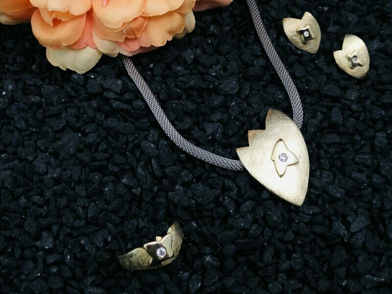 Schmuck-Set Fleur, bestehend aus Strickcollier aus Edelstahl mit 333/000 Gelbgold Anhänger, Damenring Weite 55 sowie ein Paar Ohringe jeweils mit einem synth. Zirkonia im Brillantschliff.


Einzelpreise 315,00€, 185,00€ und 175,00€ Setpreis 595,00€