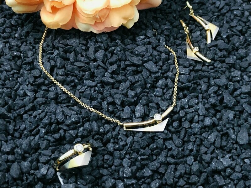 Schmuck-Set Sofie, bestehend aus Collier aus 585/000 Gelbgold/Palladium und 1 Brillanten 0,15ct Farbe TW, Reingeit VSi , Damenring mit 1 Brillanten 0,15ct Farbe TW, Reinheit VSi Weite 56 sowie ein Paar Ohringe mit zwei Billanten im Gesamtgewicht von 0,10ct Farbe TW, Reinheit Vsi
Einzelpreise 595,00€, 545,00€ und 485,00€ Setpreis 1.395,00€