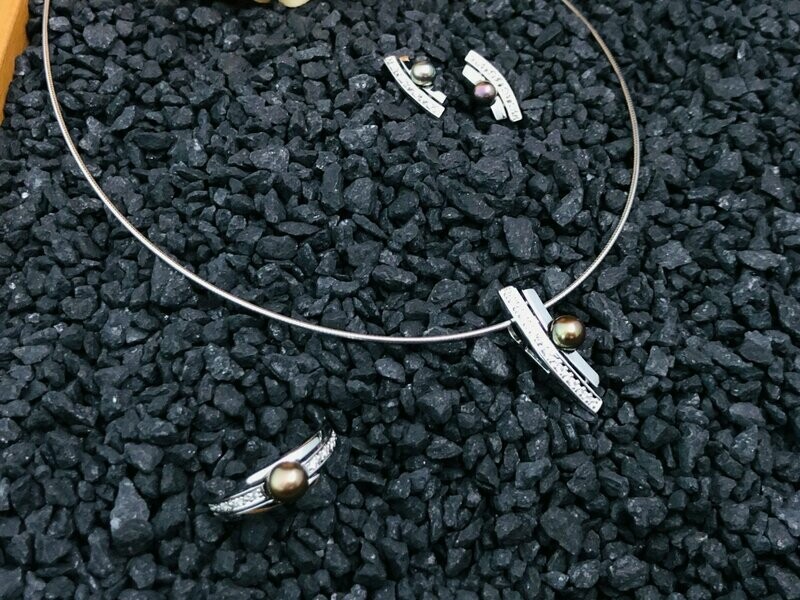 Schmuck-Set Marie-Claire, bestehend aus Collier aus 585/000 Weißgold und 7 Brillanten Gesamtgweicht 0,053ct Farbe TW, Reingeit Si sowie einer Zuchtperle, Damenring mit 6 Brillanten Gesamtgweicht 0,045ct Farbe TW, Reinheit Si und einer Zuchtperle Weite 55 sowie ein Paar Ohringe mit 8 Billanten im Gesamtgewicht von 0,06ct Farbe TW, Reinheit Si

Einzelpreise 438,00€, 265,00€ und 245,00€ Setpreis 895,00€