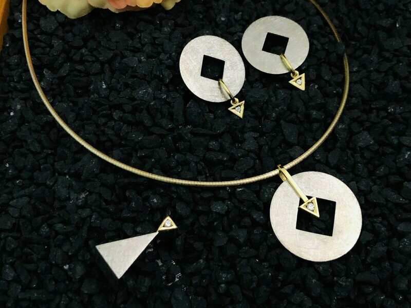 Schmuck-Set Susann, bestehend aus Anhänger aus 750/000 Gelbgold/ 950/000 Palladium und 1 Brillant Gewicht 0,037ct Farbe TW, Reingeit VSi , Damenring mit 1 Brillant Gewicht 0,03ct Farbe TW, Reinheit VSi Weite 53 (nicht änderbar) sowie ein Paar Ohringe mit 2 Billanten im Gesamtgewicht von 0,06ct Farbe TW, Reinheit VSi. Kette optional, im Bild SSchlangenspirale 333/000 Gelbgold Länge 42cm 140,00€
Einzelpreise 438,00€, 265,00€ und 245,00€ Setpreis in Online Sale Shop 895,00€