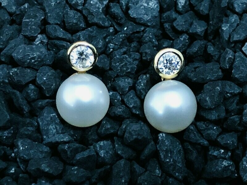 Paar Brillant Ohrstecker aus 585/000 Gelbgold mit 2 Brillanten im Gesamtgewicht von 0,38ct Farbe TW, Reinheit Si und 2 Vollzuchtperlen im Durchmesser von 8,4mm. Ausgestattet mit Patent Ohrsicherungen, die den Ohrstecker garantiert in einer schoönen Position am Ohr hält.
1.995,00€