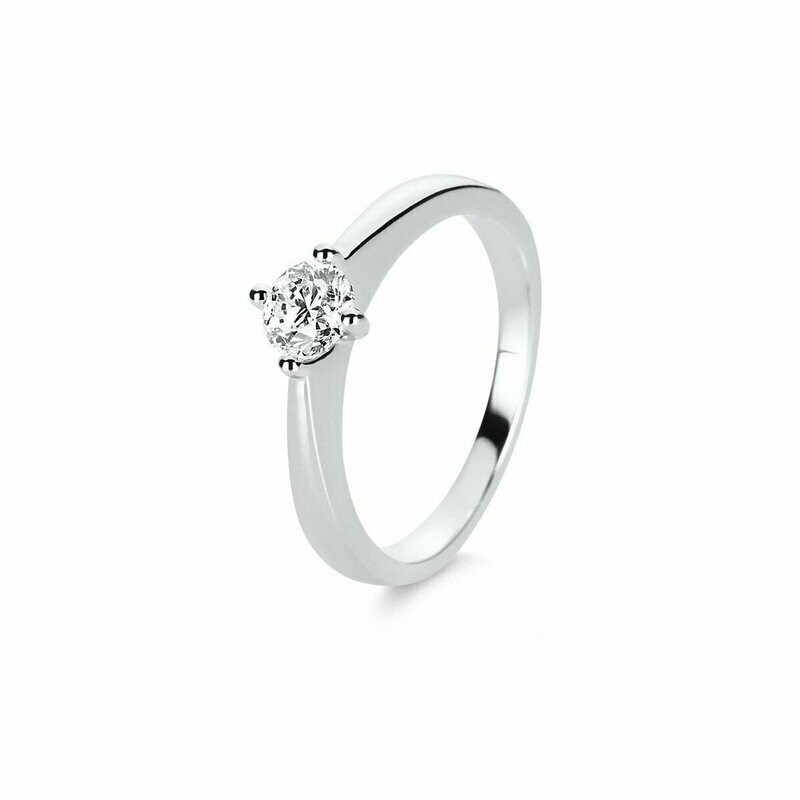 Schöner klassischer Verlobungsring in 585/000 Weißgold mit einem "Halbkaräter" 0,500 ct in der Farbe Top Wesselton und der Reinheit Si und perfektem Schliff. Dieser Ring wir nach Ihrer Bestellung in Ihrer Ringweite angefertigt. Lieferzeit kann zwischen 4 und 6 Wochen betragen. Kontaktieren Sie uns, wenn Sie einen super schnellen Termin haben. Wir unterbreiten Ihnen dann ein spezielles Angebot!