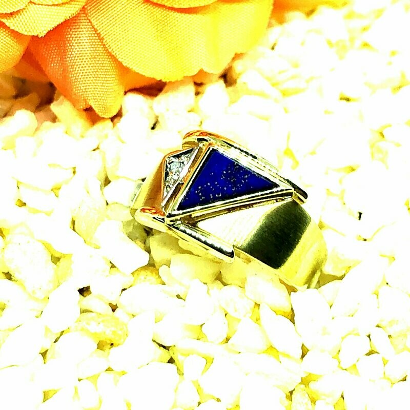Ring aus 585/000 Gelbgold mit Lapis Lazuli und 1 Brillant Gewicht 0,010 ct Farbe Top Wesselton und der reinheit VSi Größe 52

Preis 295,00€ Sale Preis nur 245,00€