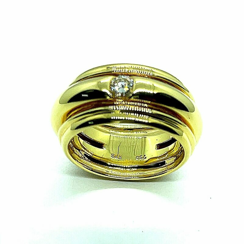 Schicker Damenring aus 750/000 Gelbgold mit einem Brillanten 0,250ct der Farbe Top Wesselton, Reinheit Si, Gesamtgewicht 12,8 g, Ringweite 57.
Dieser Ring besticht durch den beweglichen Innenring, der den Brillanten immer leicht in Bewegung hält und damit das Feuer des Steines noch besser zur Geltung bringt!
Hier nur als Unikat einmal zu diesem Preis 2.495 €