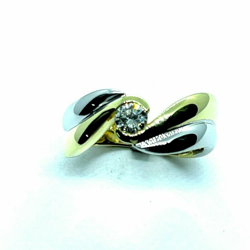 Schicker Damenring aus 585/000 Gelb/Weißgold mit einem Brillanten 0,300ct der Farbe Top Wesselton, Reinheit Lupenrein, Gesamtgewicht 9,3 g, Ringweite 56.
Dieser Ring besticht durch seinen Schwung am Finger und einem Brillant in hervorragender Qualität
Hier nur als Unikat einmal zu diesem Preis 3.095 €