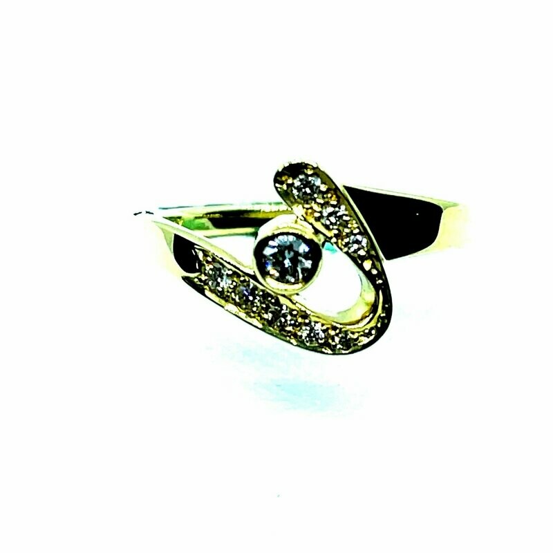 Klassischer Damenring aus 585/000 Gelbgold mit Brillanten im Gesamtgewicht von 0,210 ct der Farbe Top Wesselton, Reinheit VVSi, Gesamtgewicht 2,9g, Ringweite 54.

Wunderschöner Damenring für eine zierliche Damenhand.

Hier nur als Unikat einmal zu diesem Preis 1.295 €