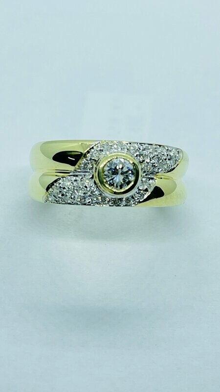 Schicker Damenring aus 585/000 Gelbgold mit Brillanten im Gesamtgewicht von 0,510ct der Farbe Top Wesselton, Reinheit Si, Gesamtgewicht 7,8 g, Ringweite 59.
Klassischer Ring mit wunderschönem Brillantbesatz
Hier nur als Unikat einmal zu diesem Preis 2.695 €