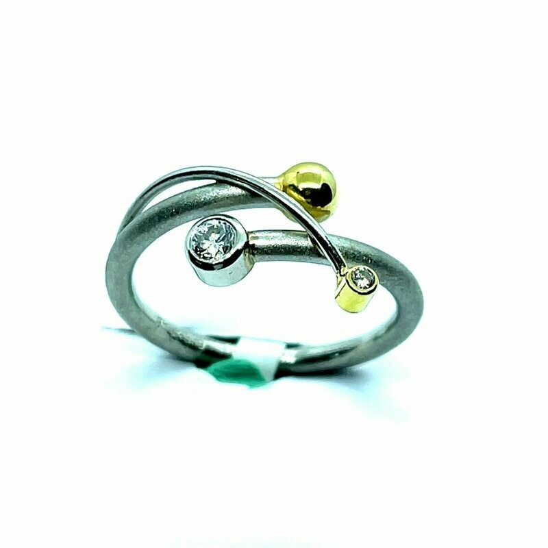 Schicker Damenring aus 950/000 Platin/750/000 Gelbgold mit Brillanten im Gesamtgewicht von 0,140 ct der Farbe Top Wesselton, Reinheit VSi, Gesamtgewicht 4,7g, Ringweite 54.

Moderner Ring mit wunderschönem Brillantbesatz

Hier nur als Unikat einmal zu diesem Preis 1.280 €