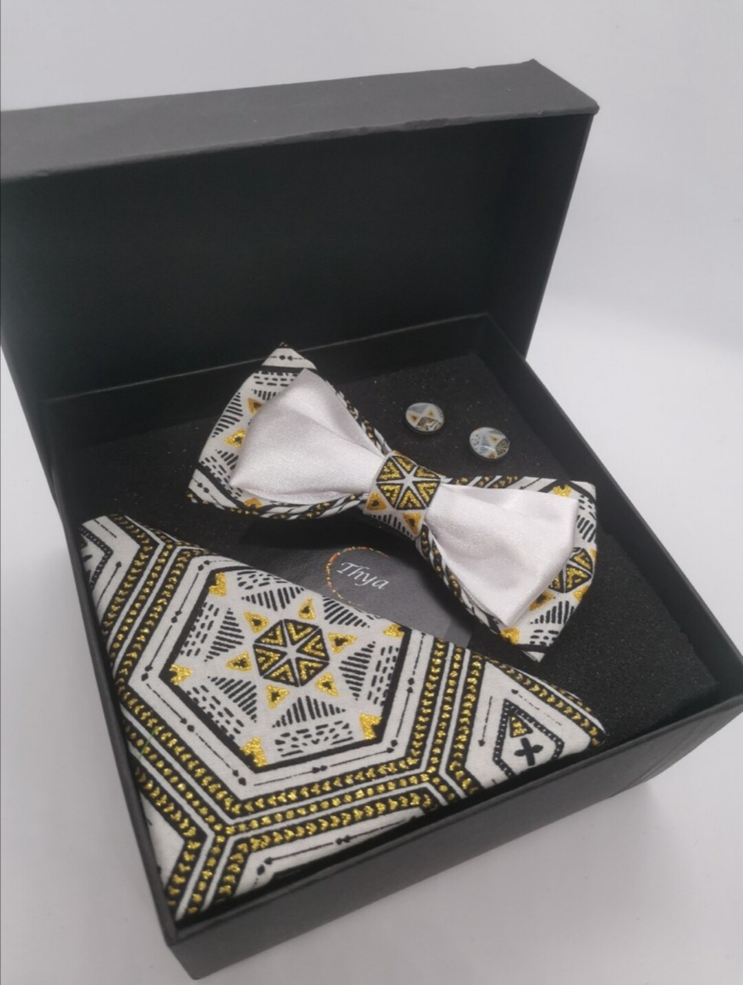 Coffret Nœud papillon/ Pochette/ Bouton de manchette Thya, Coffret noeud pap: Blanc wax / Blanc Satin