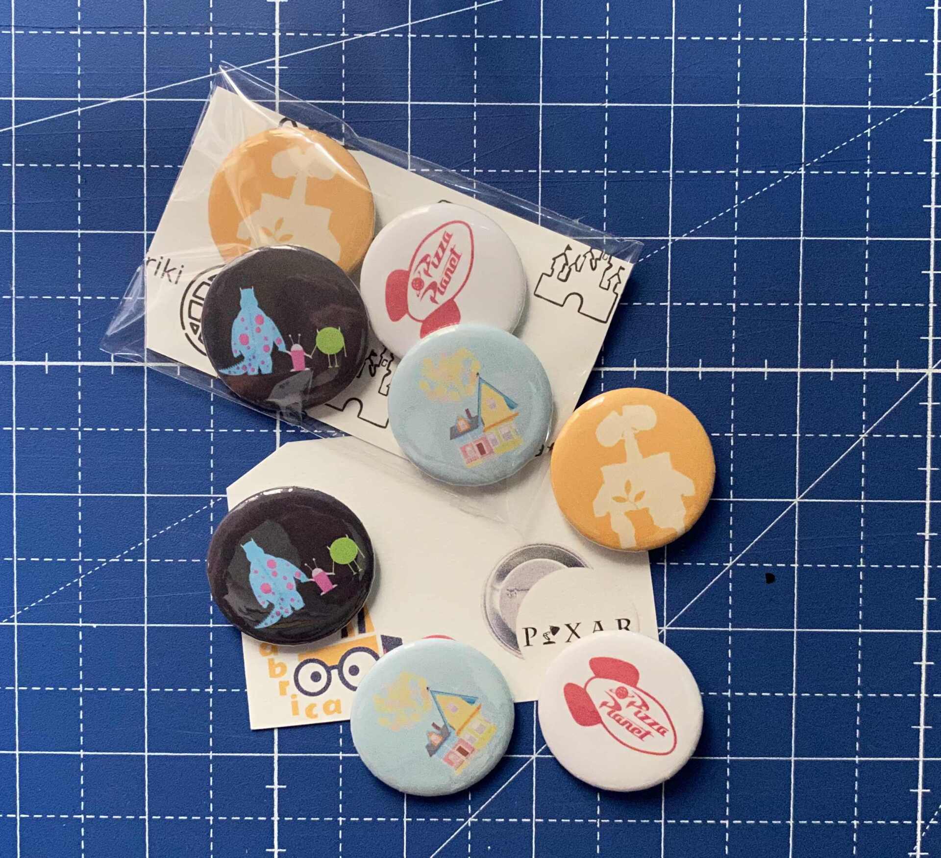 Pack Chapas Disney Pixar Tu casa Friki y Fabrica Friki