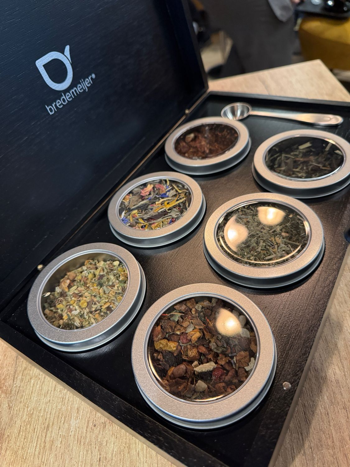 Theedoos bamboe met 6 blikjes en theemaatlepel