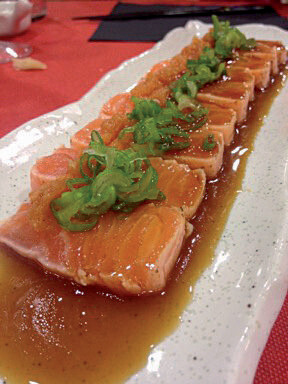 S25. Sashimi de Salmón en salsa